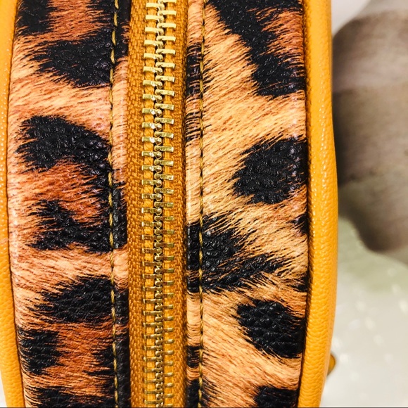 Vegan leather purse with adjustable strap. - Picture 7 of 8